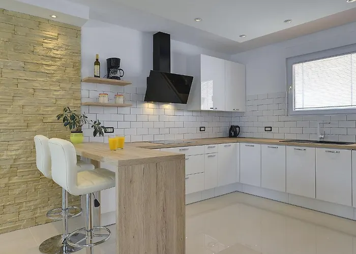 In Croatia Near The Будинок відпочинку Пула