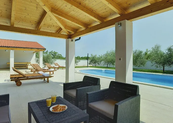 In Croatia Near The Будинок відпочинку Пула